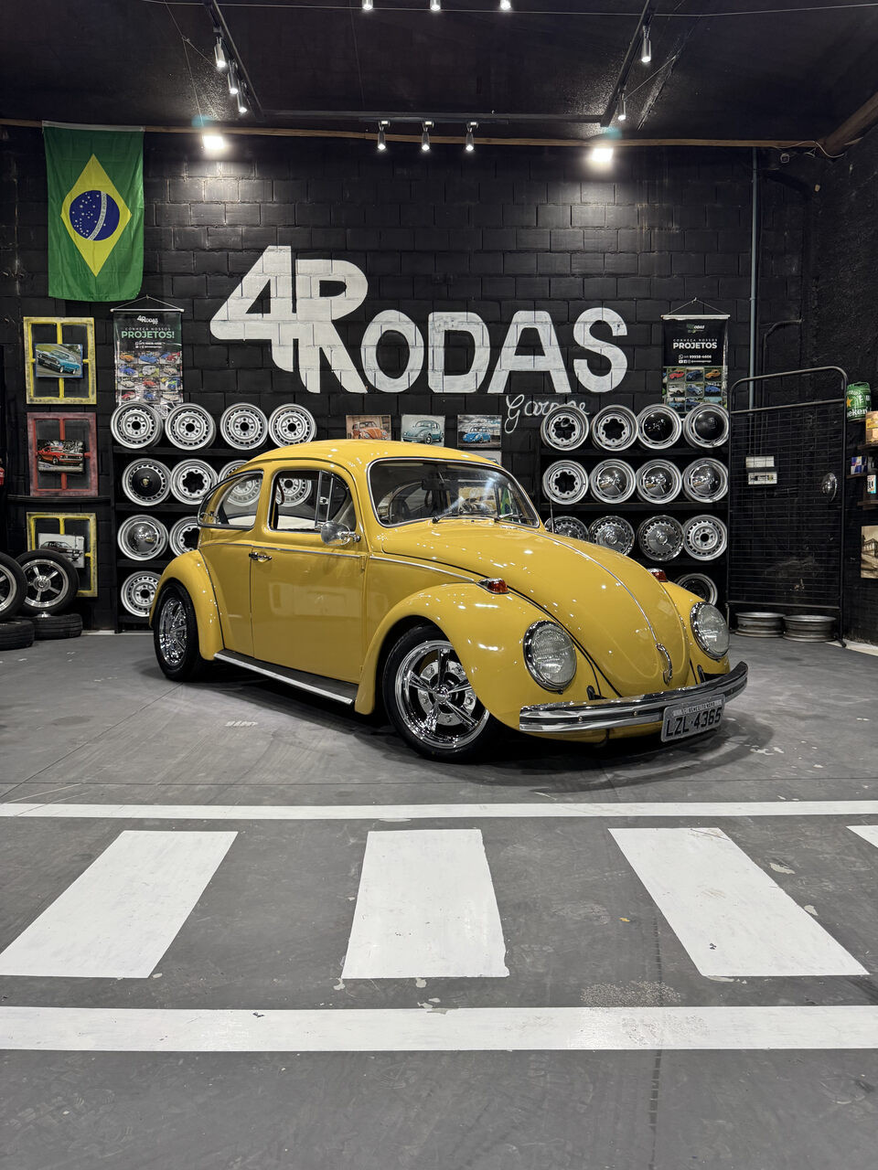 Fusca amarelo clássico restaurado